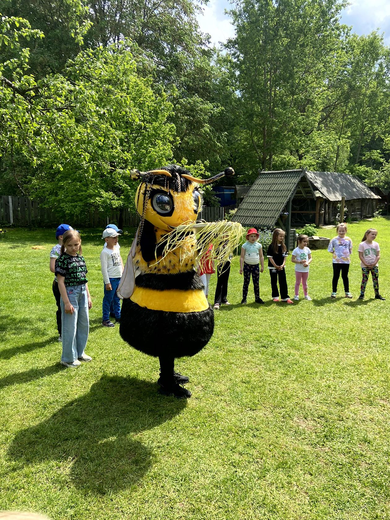 Пчела вручает ключики знаний