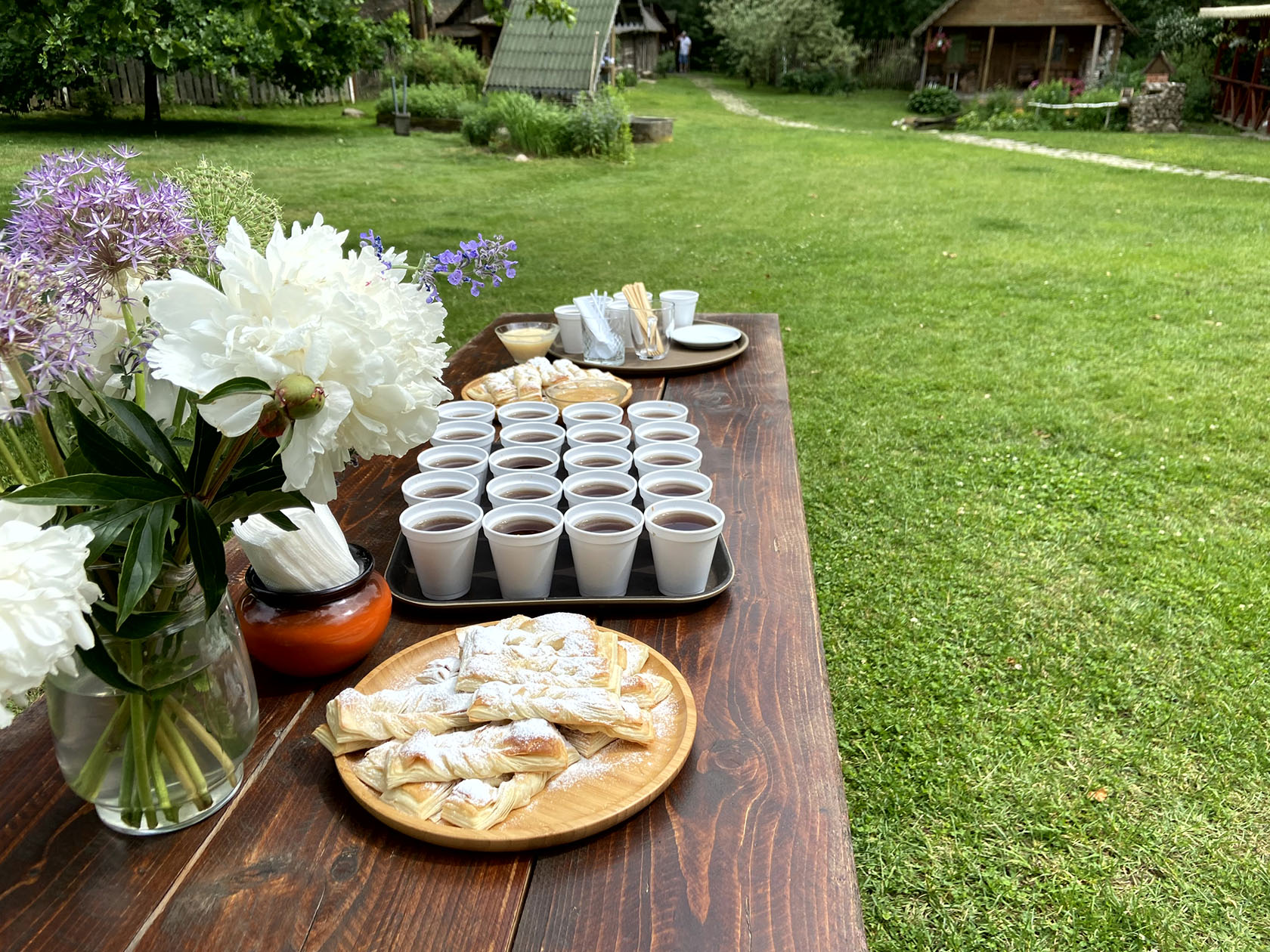 Чаепитие с плюшками и мёдом