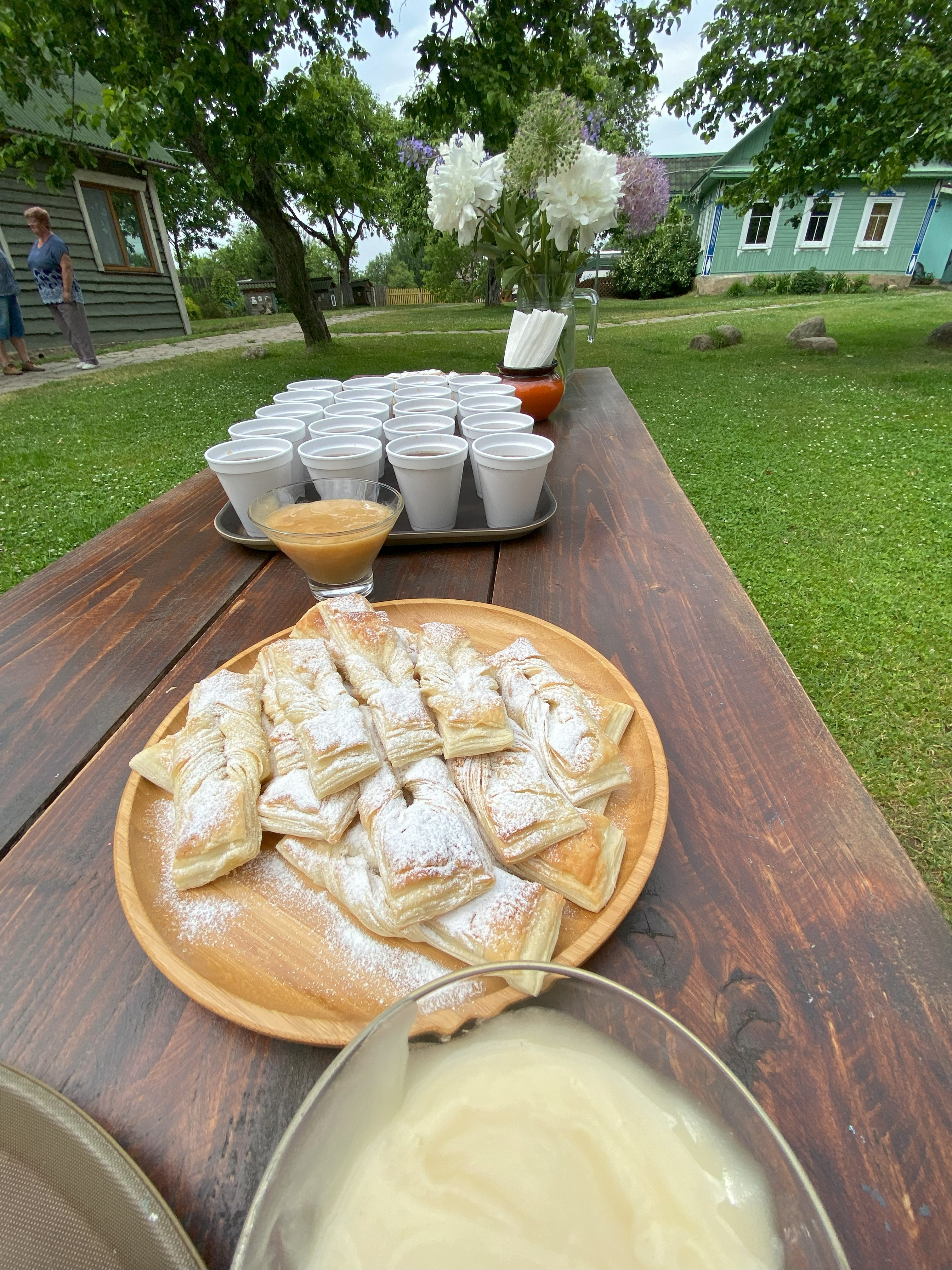 Уютный стол в агроусадьбе